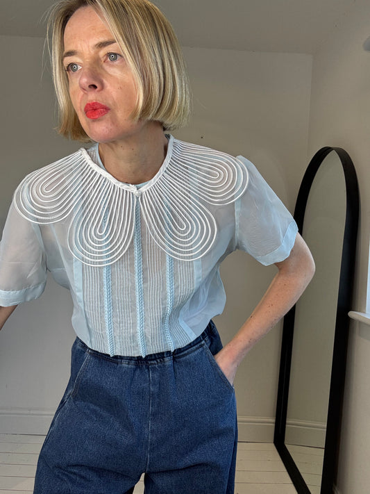 3D White scalloped collar
