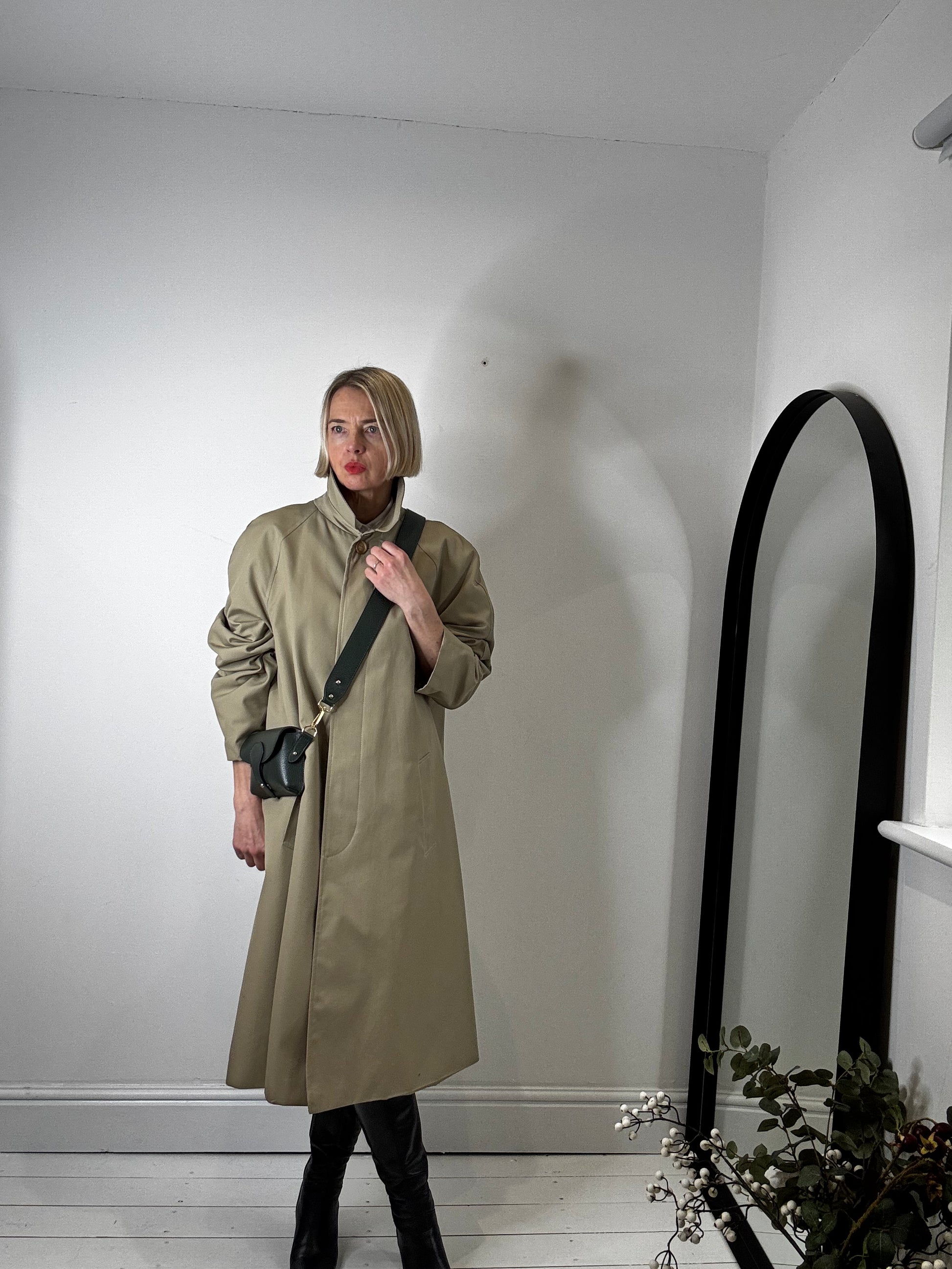 single breasted vintage raglan sleeve mac trench concealed placket horn buttons women's preloved