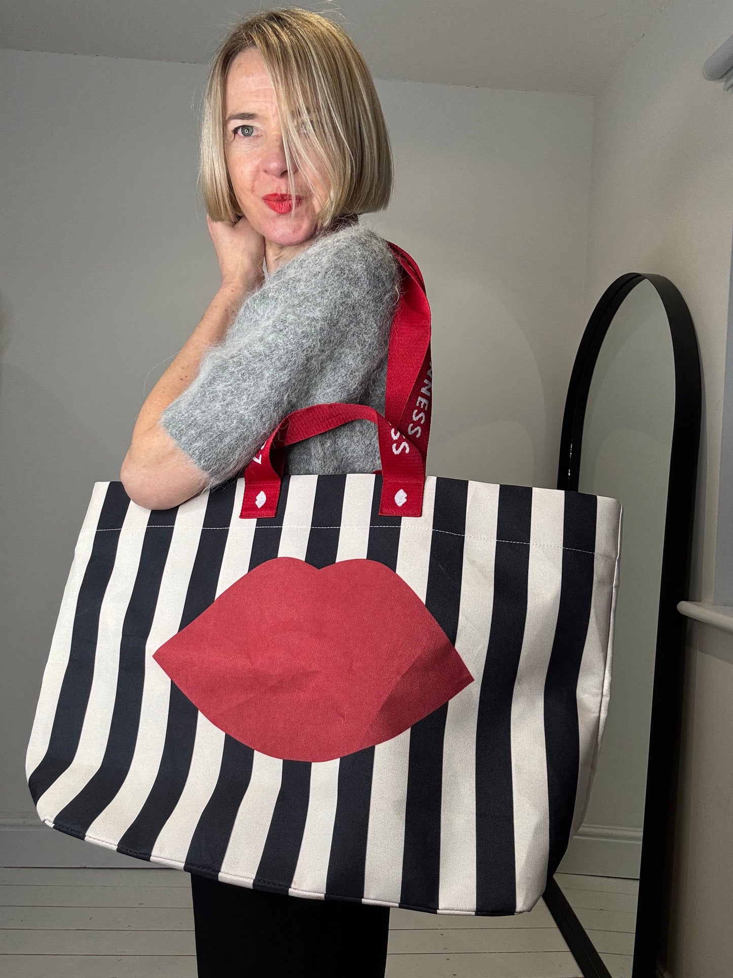 Lulu Guiness lips tote