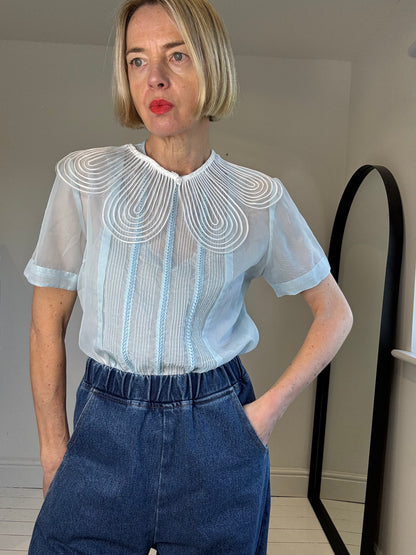 3D White scalloped collar