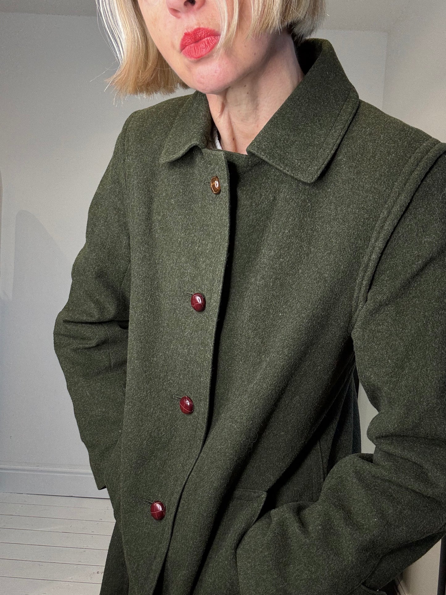 Burberry's English heritage brand khaki coat women's vintage wool 