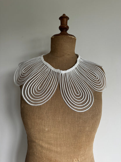 3D White scalloped collar