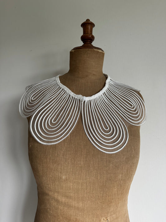3D White scalloped collar