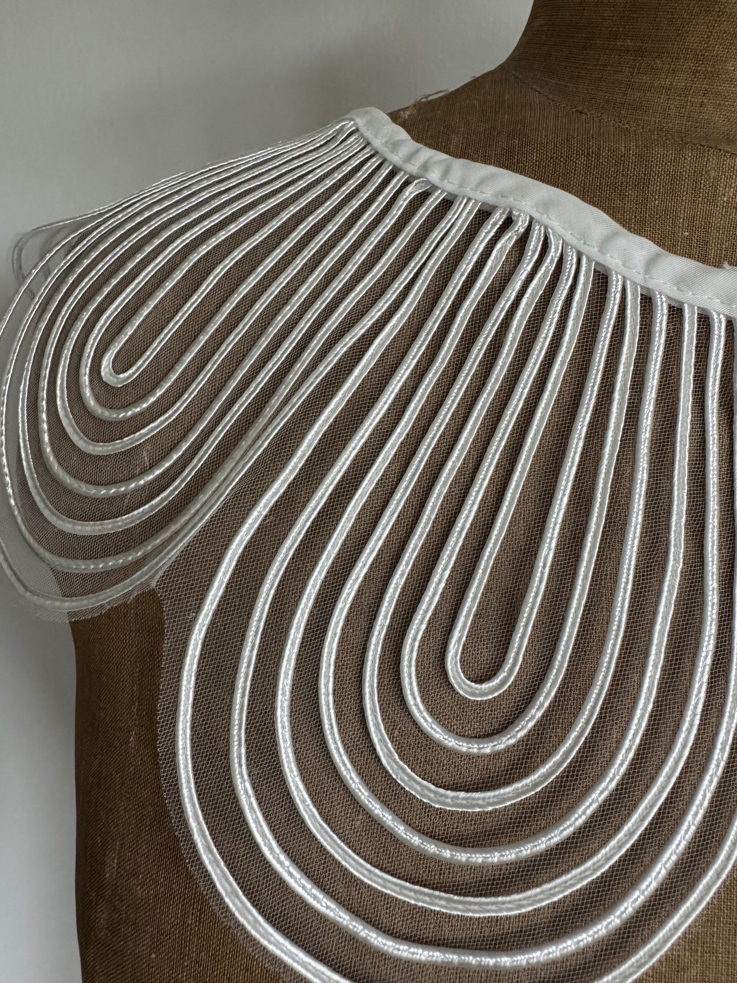 3D White scalloped collar