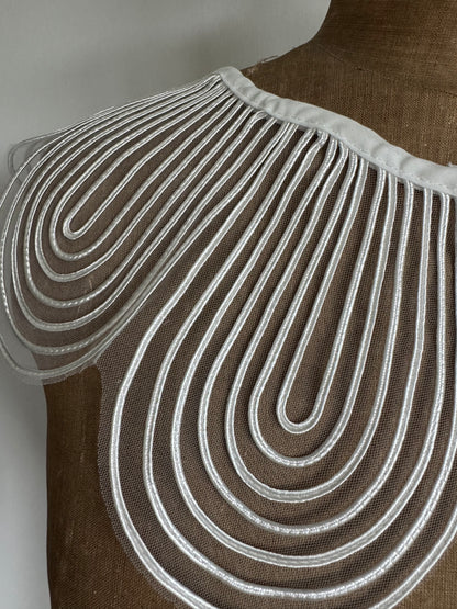 3D White scalloped collar
