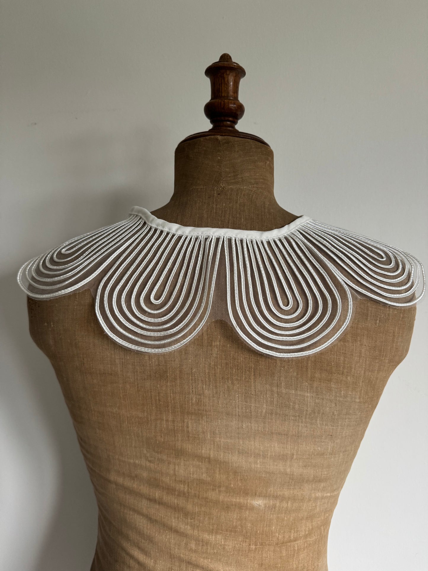 3D White scalloped collar