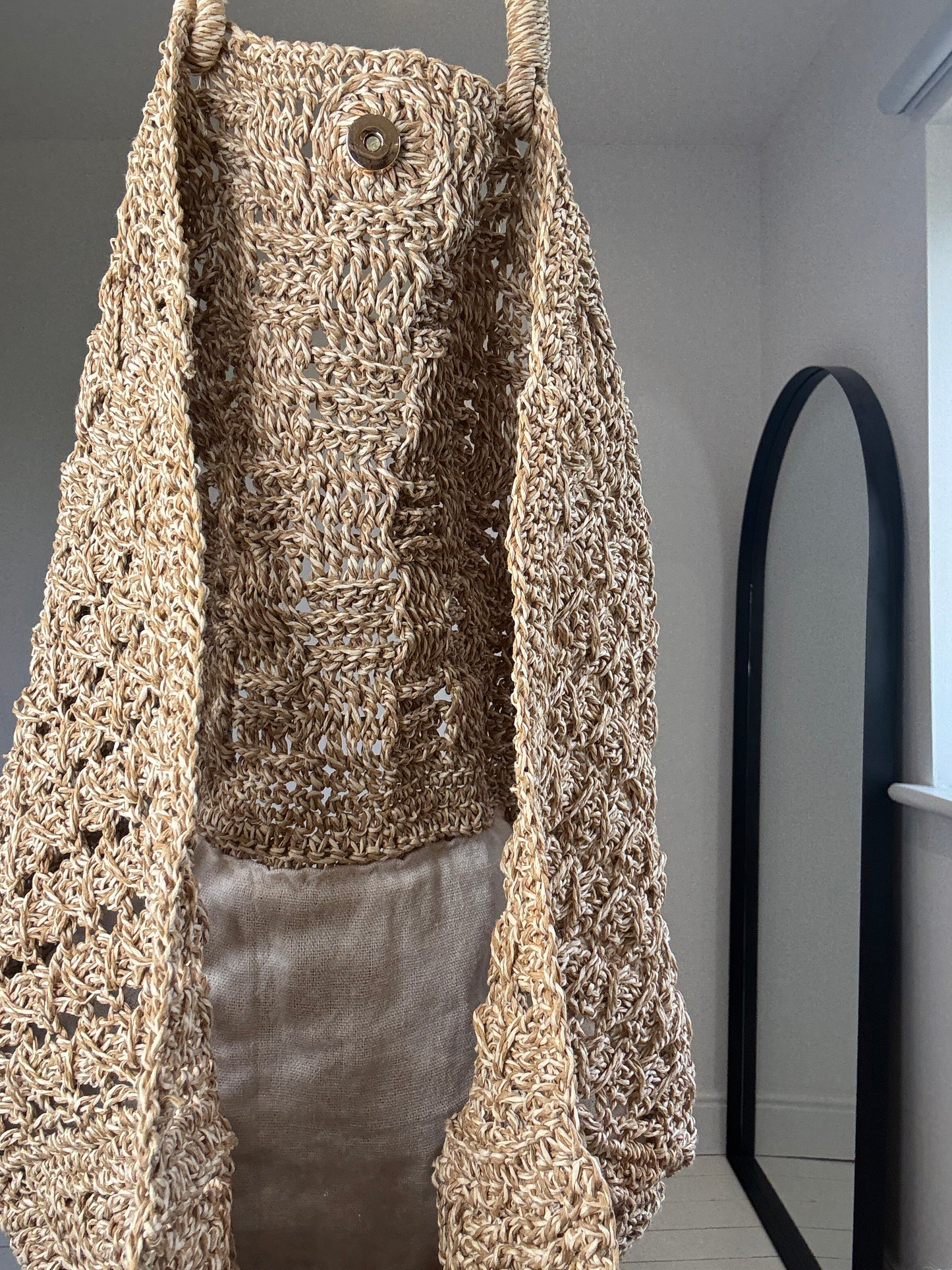 Lightweight straw tote