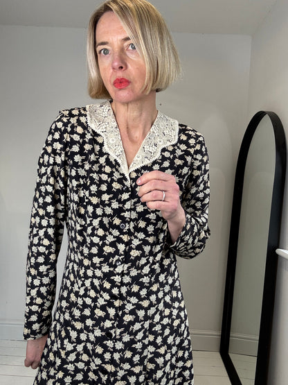 VINTAGE lace collar dress