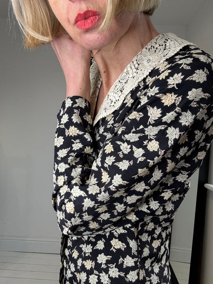 VINTAGE lace collar dress