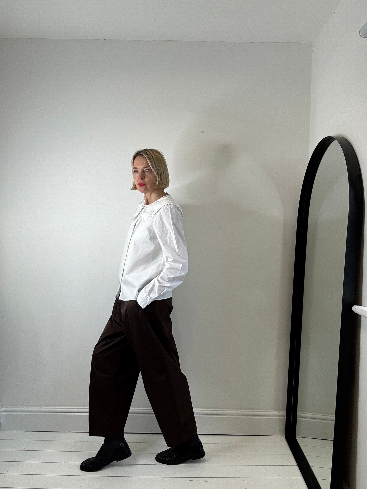 Barrel leg trousers