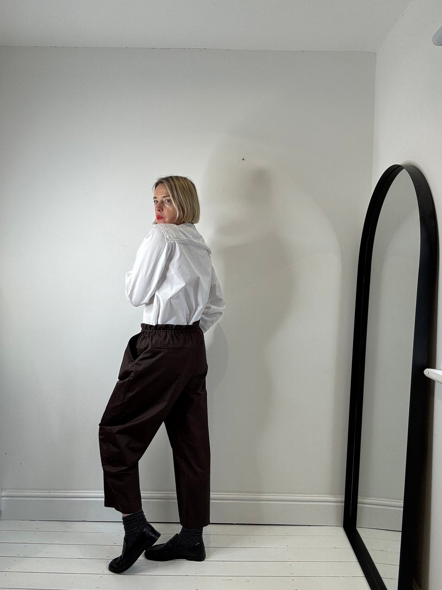 Barrel leg trousers