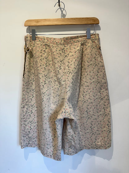 Ditsy knee shorts