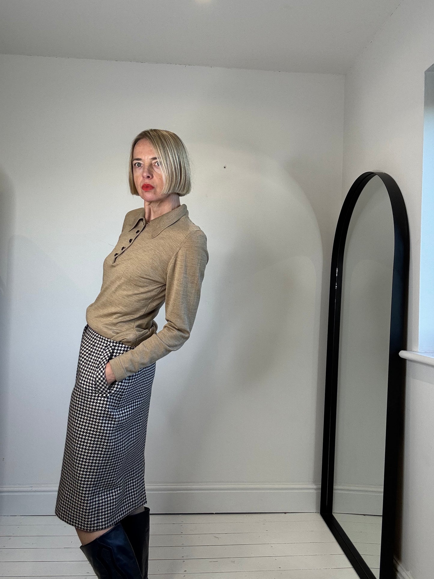 VINTAGE dogtooth knee length pencil skirt