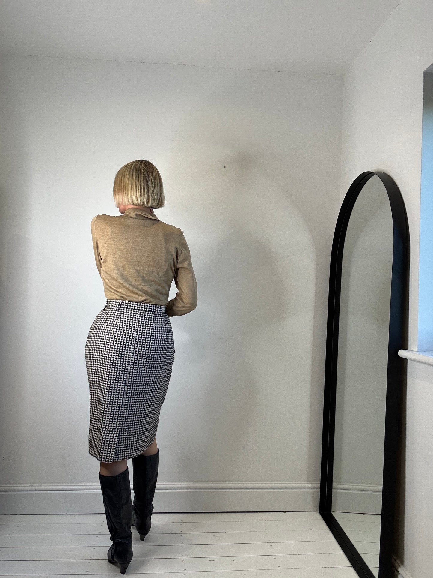 VINTAGE dogtooth knee length pencil skirt